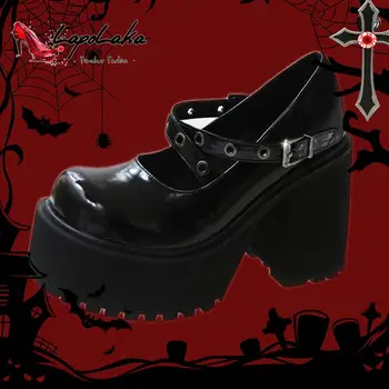 Металлические элементы, перекрещивающиеся ремешки, туфли в готическом темном стиле на высоких каблуках